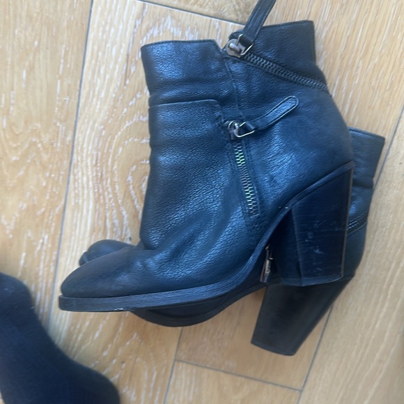 Vince Camuto - Hinnegan Black Leather Ankle Boot Size 5.5 - Picture 10 of 11